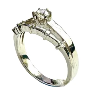 18K White Gold Diamond Lady Ring